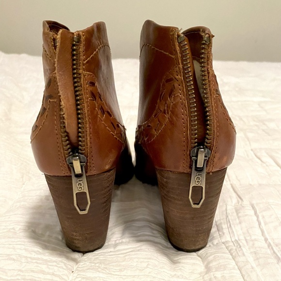 UGG insulated leather bootie - Picture 2 of 6